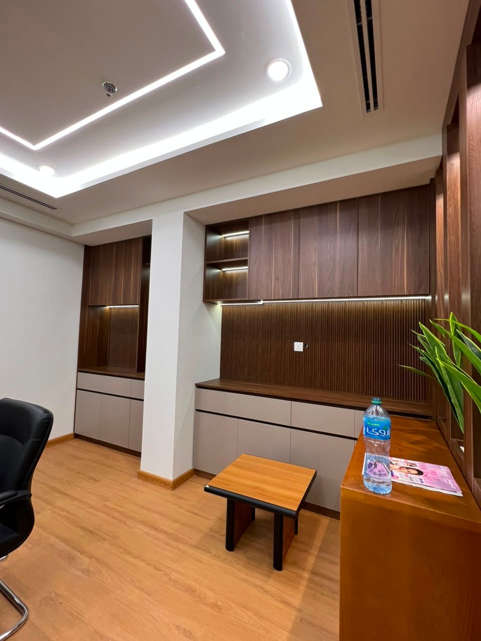 Sleek executive office desk configuration